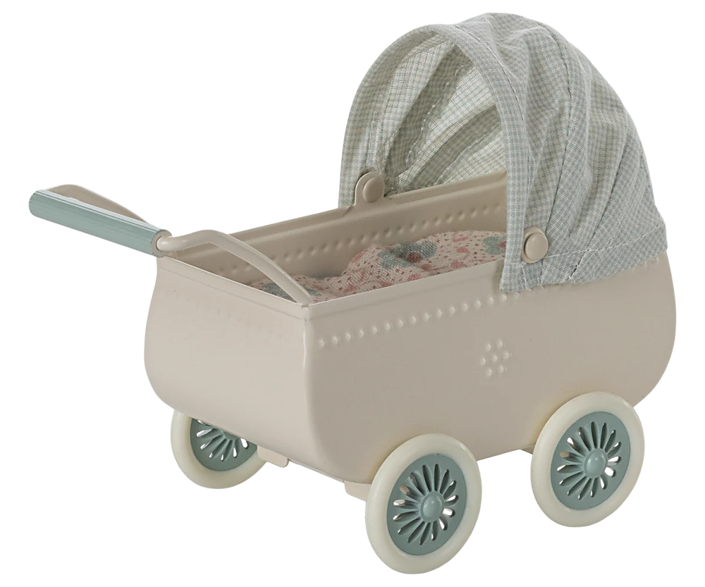 Kinderwagen met Maileg baby muis
