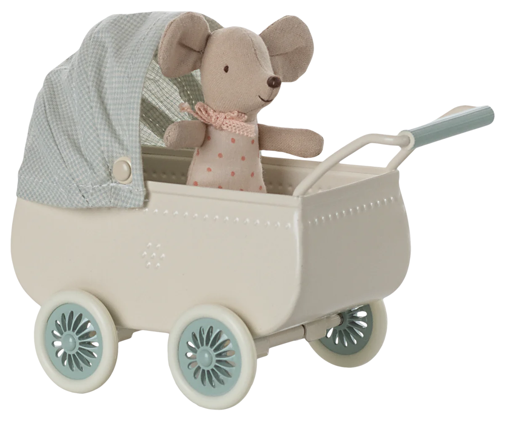 Kinderwagen met Maileg baby muis