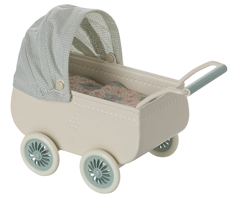 Kinderwagen met Maileg baby muis