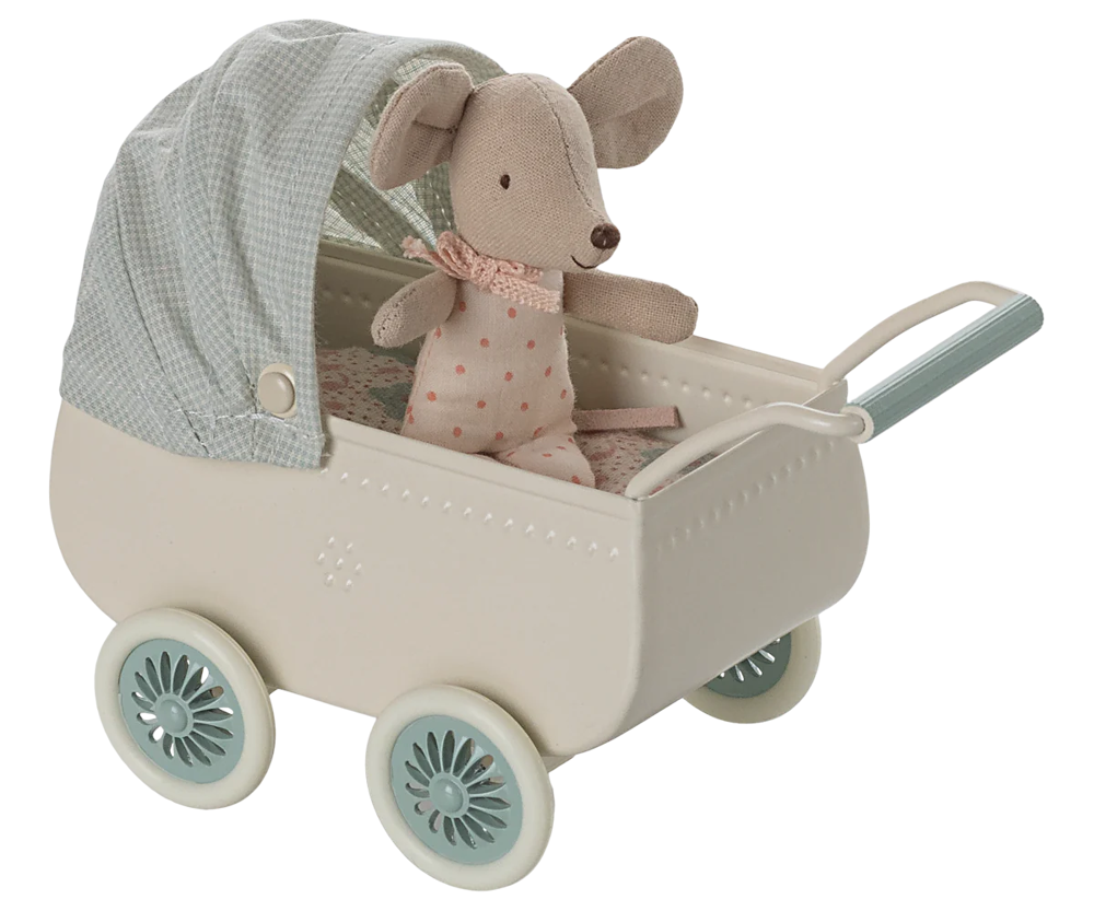 Kinderwagen met Maileg baby muis
