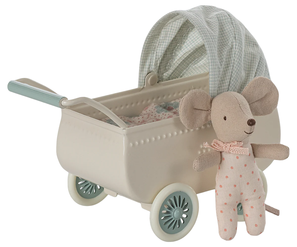 Kinderwagen met Maileg baby muis